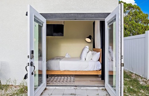 United Central House | Modern Gem One Bedroom One Bath