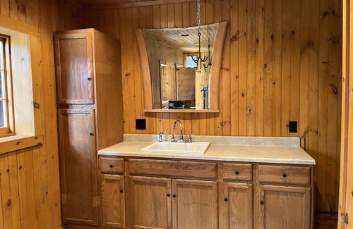 Alfred Other | Charming Farm House "Roxy's Place" near lakes&beaches, Hot Tub Retreat!