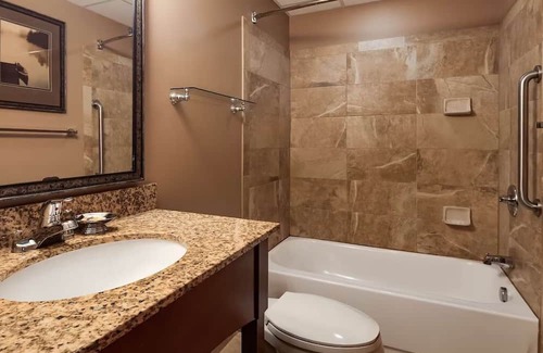 South Loop House | Ideal Family Getaway: Fun Water Park & Comfy Lodging Near Mall