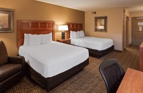 South Loop House | Ideal Family Getaway: Fun Water Park & Comfy Lodging Near Mall