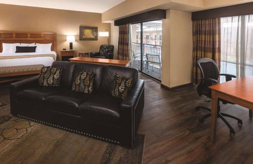 South Loop House | Comfort Meets Elegance: Cozy Stay Near Mall of America, Free Shuttle