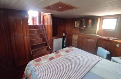Aigues-Mortes House | Pretty barge in Aigues-Mortes