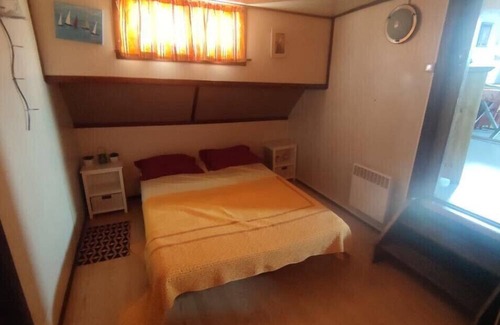 Aigues-Mortes House | Pretty barge in Aigues-Mortes