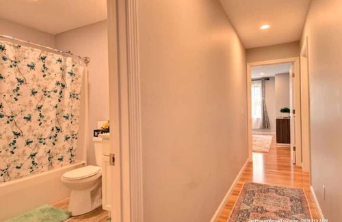 Webster Square House | Spacious House with Master Bedroom