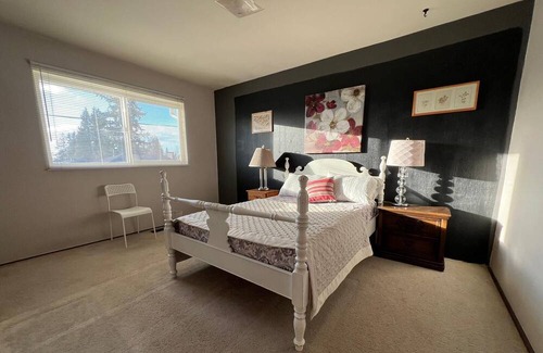 Delta House | Cheap Cozy Large Well Furnished Bedroom Available