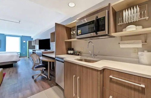 West Palm Beach House | Pet-Loving Retreat: Free Breakfast, Outdoor Pool & Near PBI Airport | 2 Units