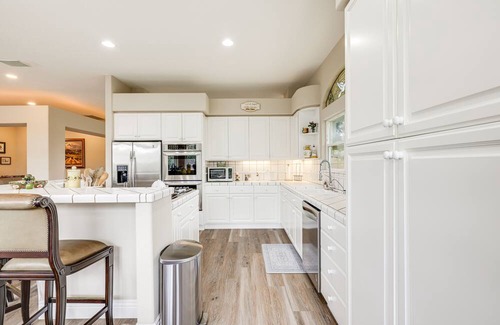 Byron House | Beautiful Home w/Hot Tub on Byron Olive Farm