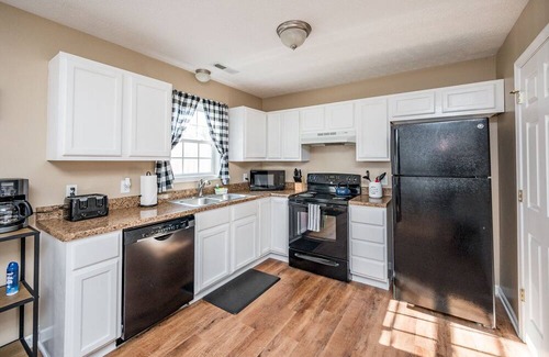 Lynchburg House | Clean & Stylish with back patio grill
