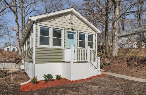 Hopatcong Cottage | Couple's weekend or vacation with kids near the biggest Lake in New Jersey.