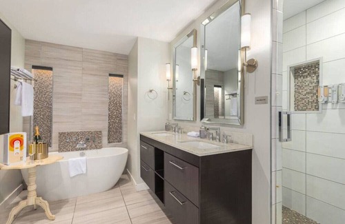 Village Grove House | 7 Beds Hot Tub 102° Pool Putting Green EV Charger