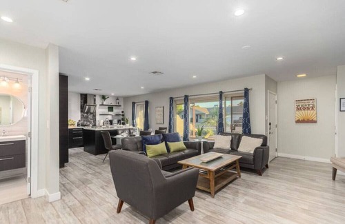Village Grove House | 7 Beds Hot Tub 102° Pool Putting Green EV Charger