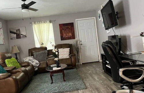 Griffin Heights Apartment | Exciting 2 B/1 b near FSU /FAMU.