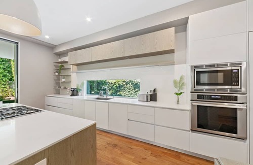 Melrose Villa | West Hollywood Prime Location 5 BR House Sleeps 10, Pool, Hot Tub & Parking