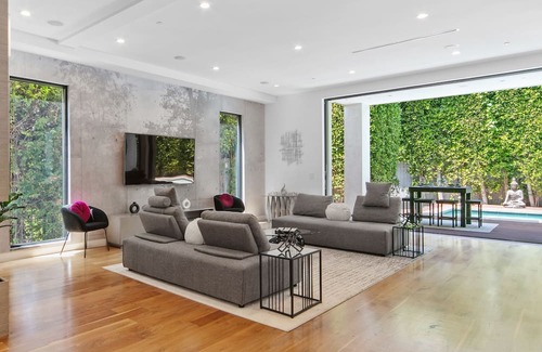 Melrose Villa | West Hollywood Prime Location 5 BR House Sleeps 10, Pool, Hot Tub & Parking