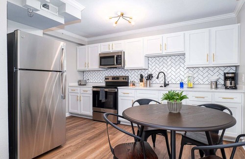 Cottage Line Apartment | New Renovation / Direct Beach Access / Ocean View