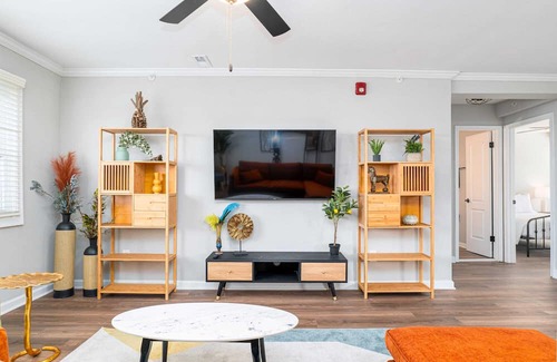 Cottage Line Apartment | New Renovation / Direct Beach Access / Ocean View