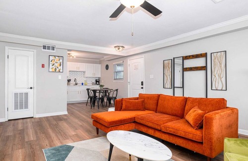Cottage Line Apartment | New Renovation / Direct Beach Access / Ocean View