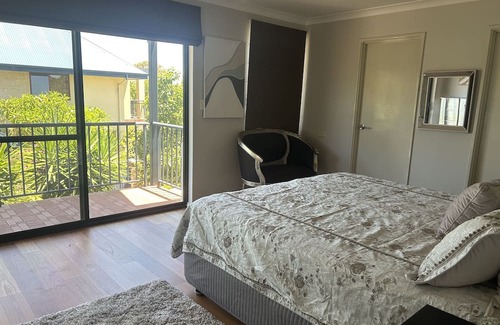 Ascot House | Waterfront Ascot Waters Marina Home - close to city and airport