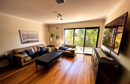Ascot House | Waterfront Ascot Waters Marina Home - close to city and airport