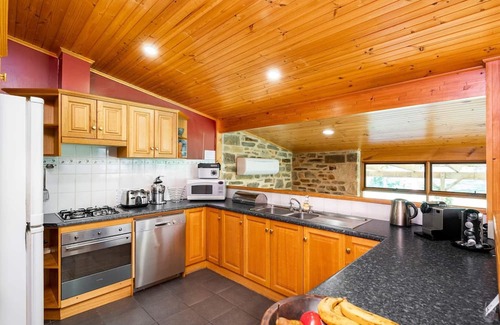 Spring Gully House | Boutique Heritage Home with Stunning Vineyard Panorama in Clare Valley