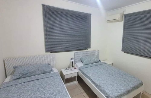 Blue Waters House | 6 min walk to Rockley beach & good location
