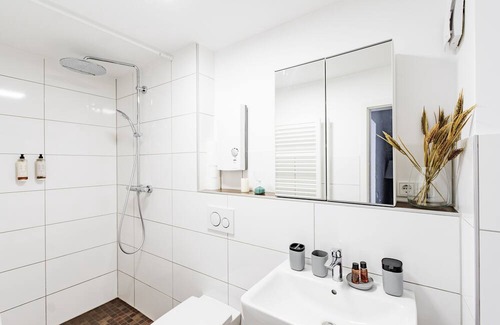 Duisburg City Center Apartment | - Heavenly Apartment in the Heart of Duisburg - Hbf - Big TV & Working Space -