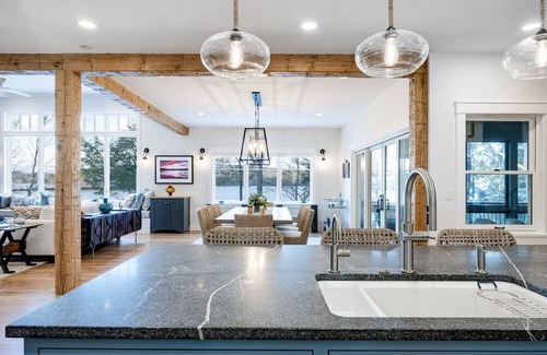 New London House | Stunning 2022 built lake house w/ gym, 6 kayaks, screened porch, 2 tv areas