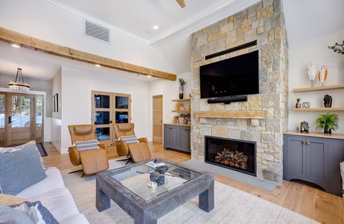 New London House | Stunning 2022 built lake house w/ gym, 6 kayaks, screened porch, 2 tv areas