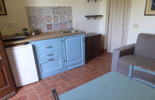 Monteriggioni Apartment | Holiday Apartment "Le Tre Pietre - Casa Fragola" with Balcony, Shared Pool & Wi-Fi