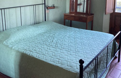 Monteriggioni Apartment | Holiday Apartment "Le Tre Pietre - Casa Fragola" with Balcony, Shared Pool & Wi-Fi