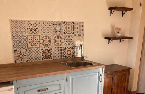 Monteriggioni Apartment | Holiday Apartment "Le Tre Pietre - Casa Fragola" with Balcony, Shared Pool & Wi-Fi