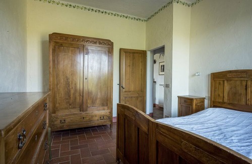 Monteriggioni Apartment | Apartment 'Le Tre Pietre - Casa Miele' with Shared Pool, Shared Garden and Wi-Fi