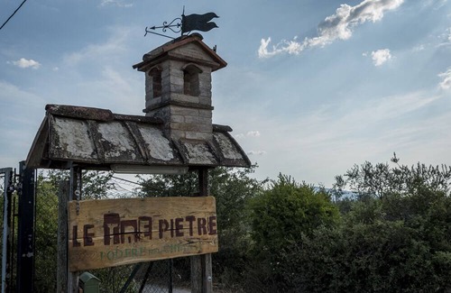 Monteriggioni Apartment | Apartment 'Le Tre Pietre - Casa Miele' with Shared Pool, Shared Garden and Wi-Fi