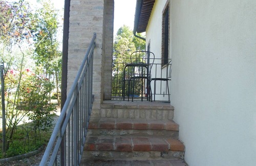 Monteriggioni Apartment | Apartment 'Le Tre Pietre - Casa Sangiovese' with Shared Pool, Shared Garden and Wi-Fi