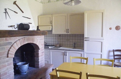 Monteriggioni Apartment | Apartment 'Le Tre Pietre - Casa Sangiovese' with Shared Pool, Shared Garden and Wi-Fi