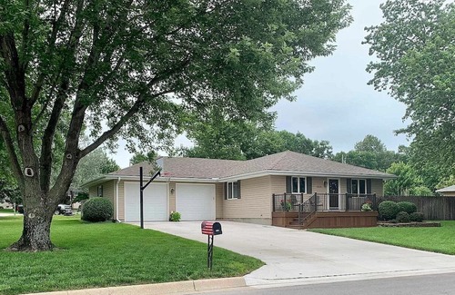 Emporia House | Cozy, modern, updated house w/pool!