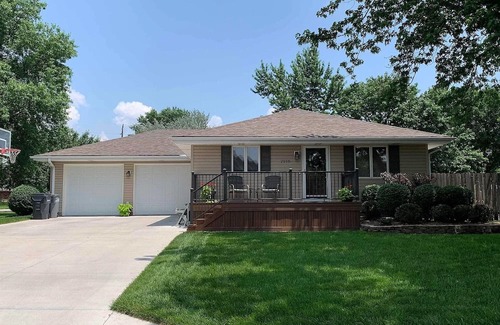 Emporia House | Cozy, modern, updated house w/pool!