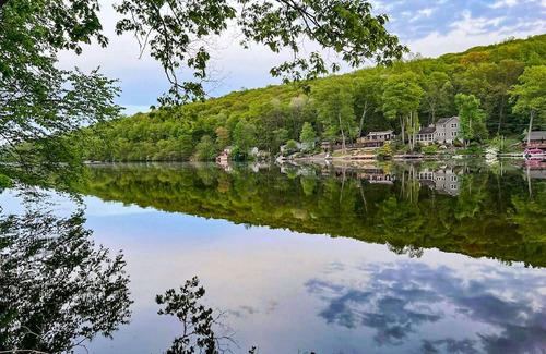 Swartswood Cabin | Lakefront Cabin with Cozy Reading Nook