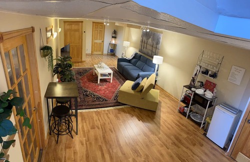 Dundas Apartment | Escarpment Dwelling!