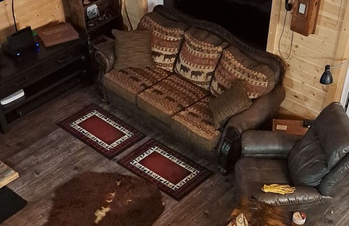Bellevue Cottage | Mountain cottage huge master bedroom pet friendly sauna, hot tub, deck
