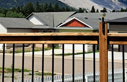 Bellevue Cottage | Mountain cottage huge master bedroom pet friendly sauna, hot tub, deck