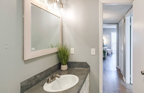 Manchester Apartment | Pet-Friendly Manchester Apartment w/ Pool Access!