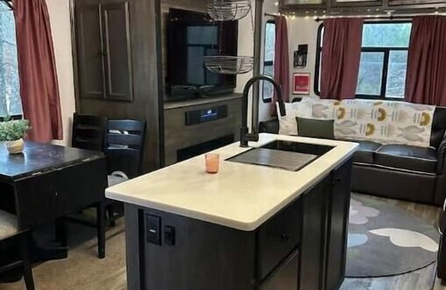 Arrington House | Cute & Homey Camper @ Happy Farm