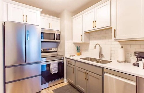 Monroe Apartment | Stylish Downtown Flat