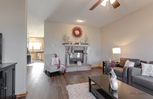 Bristol House | 3 Story Townhome 30 min to Milwaukee, 45 min to O'hare, 25 min to Lake Geneva