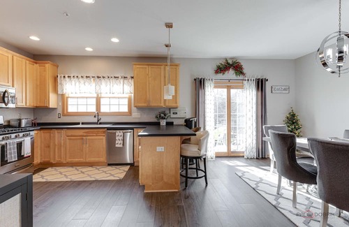 Bristol House | 3 Story Townhome 30 min to Milwaukee, 45 min to O'hare, 25 min to Lake Geneva