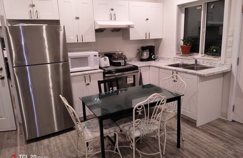 Saanich Bed & Breakfast | Sweet House b & b on uptown of Victoria Room 2. (Saanich licence No:18707)