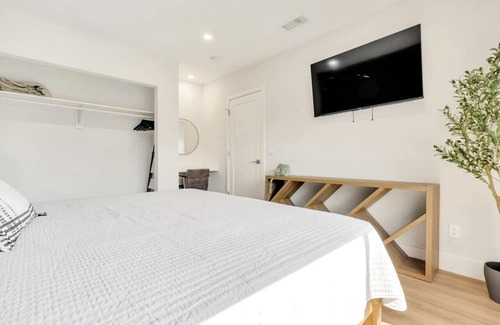 View Park-Windsor Hills House | LUXE SoFi Home KING beds