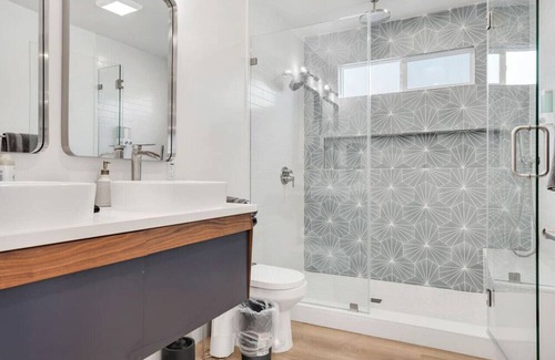 View Park-Windsor Hills House | LUXE SoFi Home KING beds