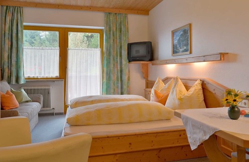 Koessen Apartment | Doppelzimmer mit Zusatzbett - Pension Gieringer